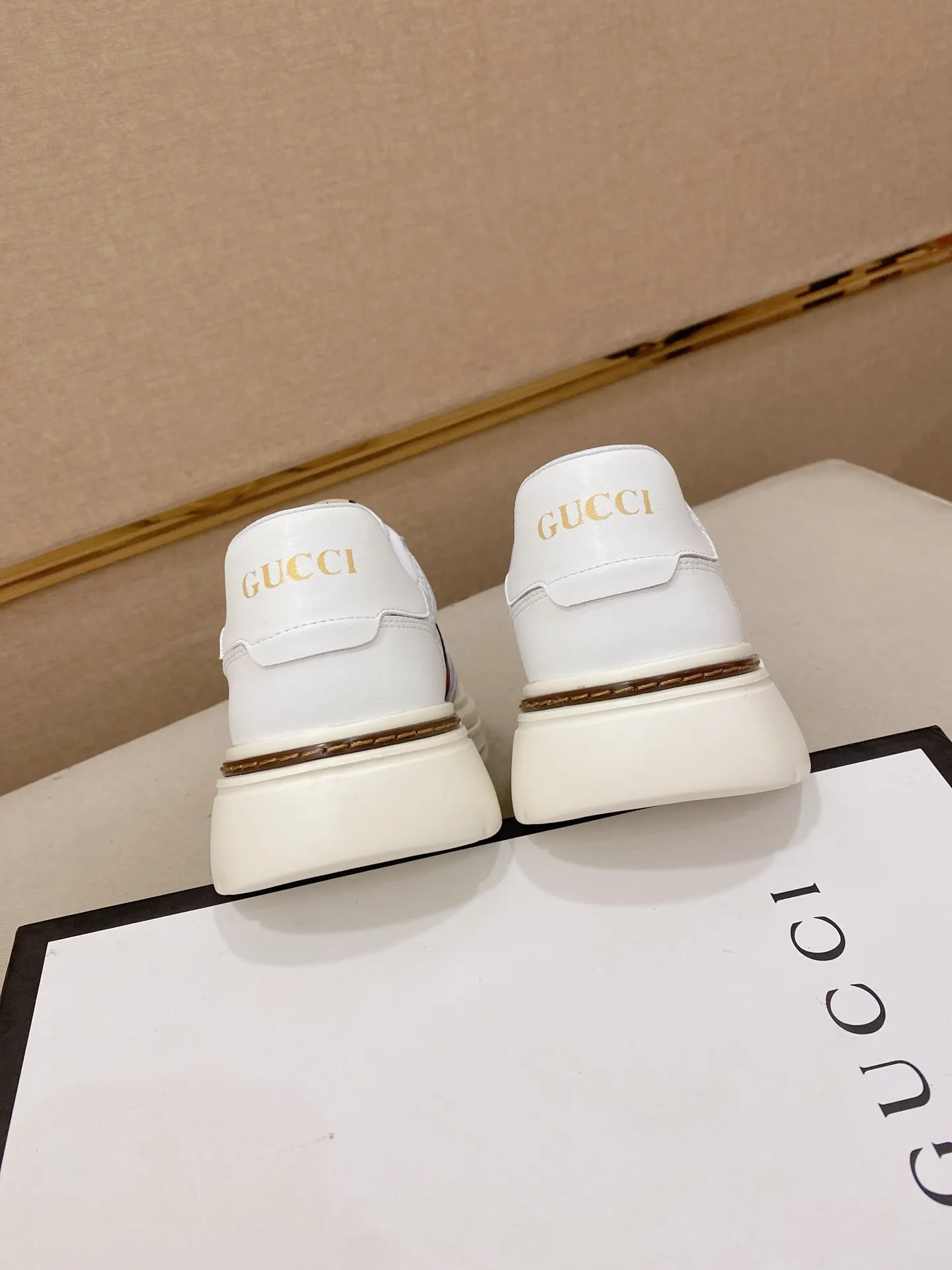 Men's shoes💰 420💰The new GUCCI (Gucci) counters are launched simultaneously. The new men's shoes, 😘fabrics are selected from imported cowhide, and the lining is sheepskin lining. 👍🏿 High-end ☄️ air-cushion molded anti-slip rubber outsole, exquisite lines, simple and elegant, comfortable and high-end for leisure travel. Code number: 38 to 44 (45 can be customized and cannot be returned or exchanged)
